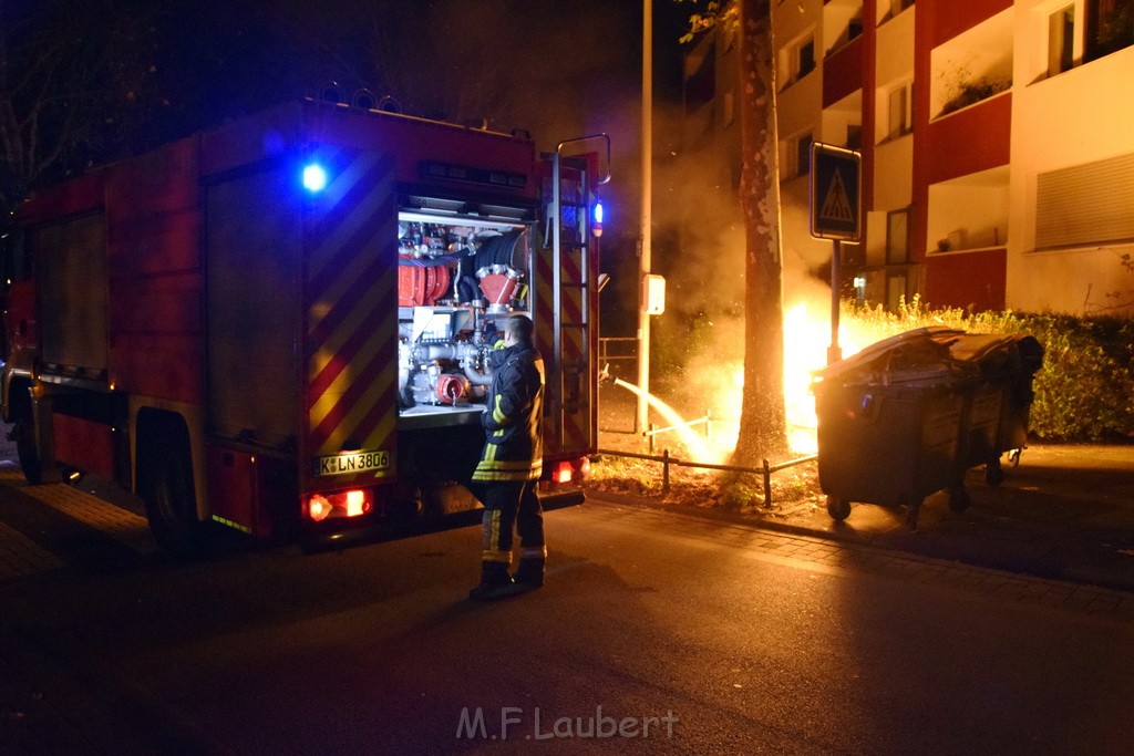 Mehrere Muell Sperrmuellbraende Köln Vingst Ansbacherstr P51.JPG - Miklos Laubert